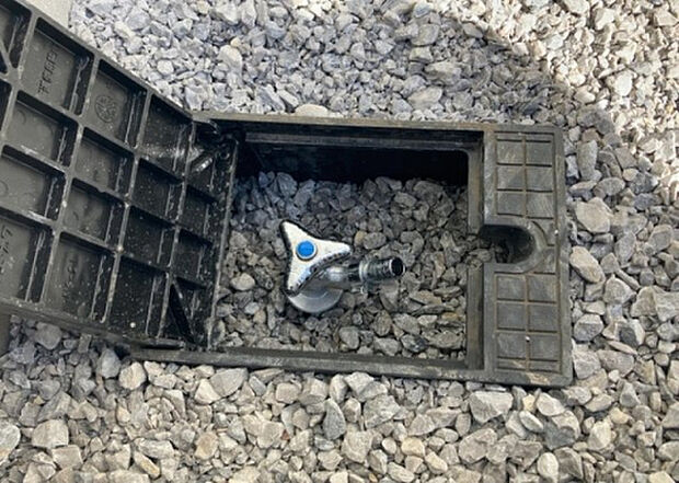 【その他設備】敷地内には、散水栓や立水栓があります。水道水を直接利用できるため、水を運ぶ手間を省くことが出来ます。大量の水を必要とする洗車作業や清掃などに役立ちます。その他設備とあわせて、現地でご確認ください。