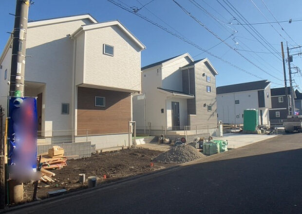 【前面道路含む現地写真_2】お持ちの車種によっては前面道路が広い方が便利でしょう。しかし、前面道路が広ければその分交通量が多くなるため、騒音などが気になる場合があります。実際に現地を見学し、周辺交通量や騒音などを確認しましょう!