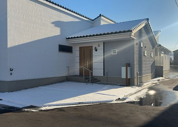 【前面道路含む現地写真_2】お持ちの車種によっては前面道路が広い方が便利でしょう。しかし、前面道路が広ければその分交通量が多くなるため、騒音などが気になる場合があります。実際に現地を見学し、周辺交通量や騒音などを確認しましょう!