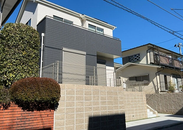 【前面道路含む現地写真_2】お持ちの車種によっては前面道路が広い方が便利でしょう。しかし、前面道路が広ければその分交通量が多くなるため、騒音などが気になる場合があります。実際に現地を見学し、周辺交通量や騒音などを確認しましょう!