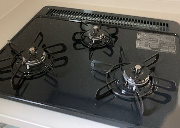 【キッチンコンロ】キッチンコンロは、料理の質を大きく左右する重要な設備です。火力調整のしやすさ、グリル機能の有無、安全装置の充実度など、選ぶポイントがたくさんあります。特に、IHクッキングヒーターは、お手入れのしやすさや安全性が高く、近年人気が高まっています。