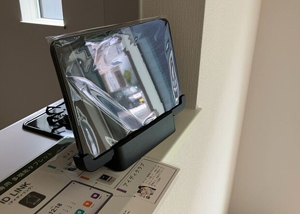 【TVモニター付きインターホン】TVモニター付きインターホンは、来訪者の顔を確認できるだけでなく、音声でやり取りすることもできるため、セキュリティ面で安心できる設備です。モニター画面が大きく見やすいもの、夜間でも来訪者をしっかりと確認できるものなど、機能性を重視したいところです。