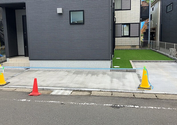 【駐車場】駐車場と明記されていても、最小スペースでつくられた駐車場だと大型車は駐車できなかったり、出入りしにくくなったりする可能性があります。お車のサイズと購入したい物件の駐車場のサイズを現地で確認しましょう。