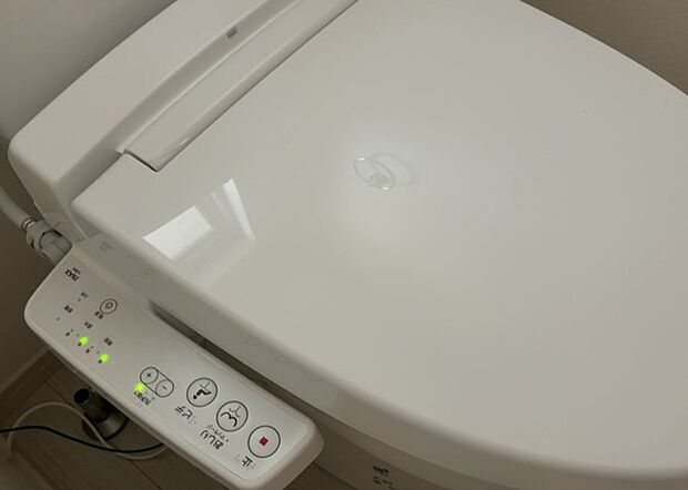【ウォシュレット（リモコン）】ウォシュレットは、衛生面だけでなく、快適性も向上させる便利な設備です。洗浄機能の種類や水温調節機能など、様々な機能が付いたものが多くあります。リモコンも、操作が簡単で、使いやすいものを選びましょう。