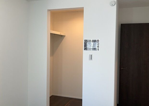 【ウォークインクローゼット】ウォークインクローゼットがあれば、クローゼット内でコーディネートが完成できますし、季節の変わり目に行う衣替えの手間も省けます。また、スーツケースなど大きいものもしまうことができ使い勝手がよいです。