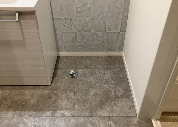 【ランドリースペース】ランドリースペースも気になります。洗濯機置場があり「洗う、干す、取り込む、アイロンがけ、たたむ」など、洗濯に関する家事をするための空間です。広さや収納など付帯設備も含めて、詳細は現地でご確認ください。