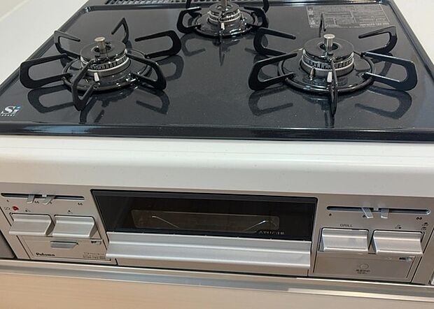 【キッチンコンロ】キッチンコンロは、料理の質を大きく左右する重要な設備です。火力調整のしやすさ、グリル機能の有無、安全装置の充実度など、選ぶポイントがたくさんあります。特に、IHクッキングヒーターは、お手入れのしやすさや安全性が高く、近年人気が高まっています。