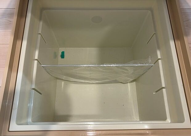 【キッチン床下収納】キッチン床下収納は、調理器具や食器などをスッキリと収納できる便利なスペースです。収納量が多いもの、引き出しがスムーズに開閉するものなど、使い勝手の良いものを選ぶことが大切です。また、湿気がこもりやすい場所なので、通気性の良いものを選ぶこともおすすめです。