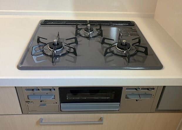 【キッチンコンロ】キッチンコンロは、料理の質を大きく左右する重要な設備です。火力調整のしやすさ、グリル機能の有無、安全装置の充実度など、選ぶポイントがたくさんあります。特に、IHクッキングヒーターは、お手入れのしやすさや安全性が高く、近年人気が高まっています。