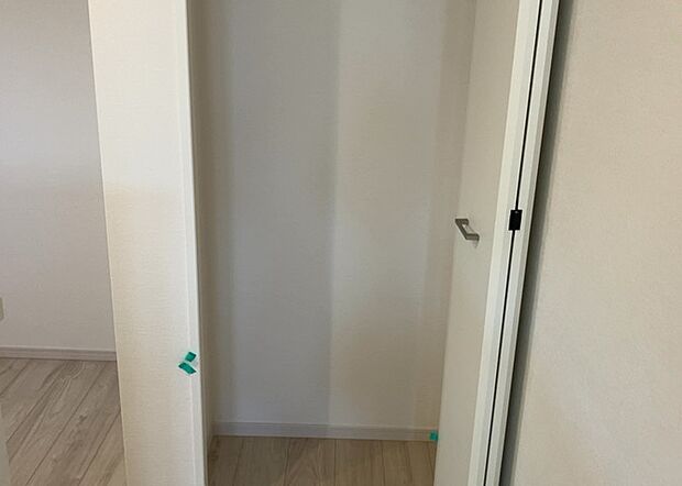 【キッチン床下収納】キッチン床下収納は、調理器具や食器などをスッキリと収納できる便利なスペースです。収納量が多いもの、引き出しがスムーズに開閉するものなど、使い勝手の良いものを選ぶことが大切です。また、湿気がこもりやすい場所なので、通気性の良いものを選ぶこともおすすめです。