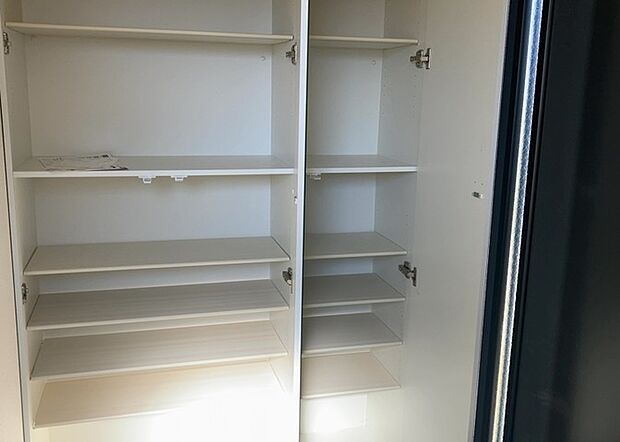 【玄関収納】玄関収納は、靴や傘、コートなどをスッキリと収納できるだけでなく、来客時に見せる顔となるため、家の顔とも言えます。収納量だけでなく、デザイン性も重視したいところです。ミラー付きの収納であれば、外出前の身だしなみチェックにも便利です。