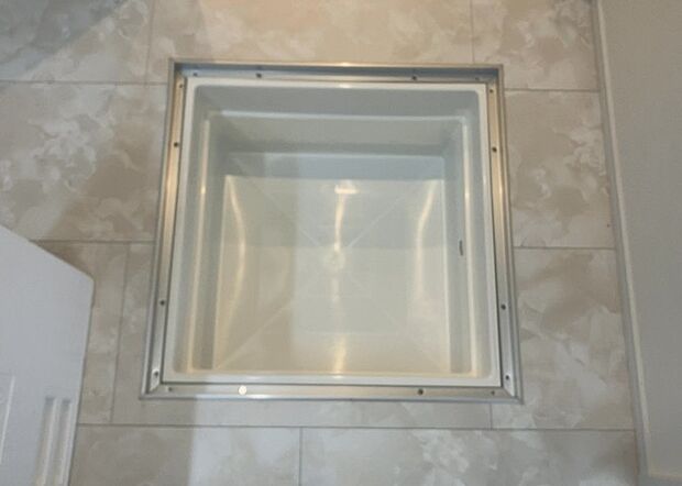 【キッチン床下収納】キッチン床下収納は、調理器具や食器などをスッキリと収納できる便利なスペースです。収納量が多いもの、引き出しがスムーズに開閉するものなど、使い勝手の良いものを選ぶことが大切です。また、湿気がこもりやすい場所なので、通気性の良いものを選ぶこともおすすめです。