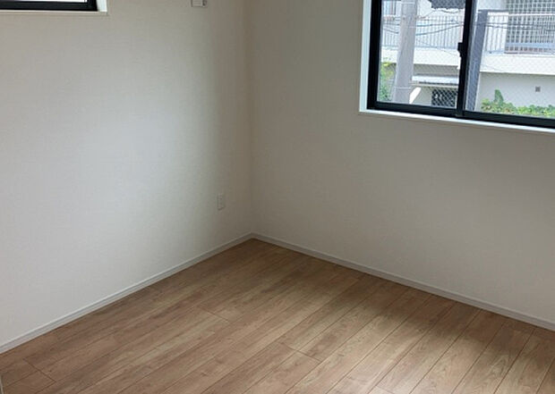 【洋室】洋室のメリットは重い家具が置きやすく、身の回りが整理しやすいことです。 床がフローリングのため畳とは異なり凹みにくいです。 クローゼットなど収納が豊富で、普段使わない旅行カバンや服の整頓も簡単にです。