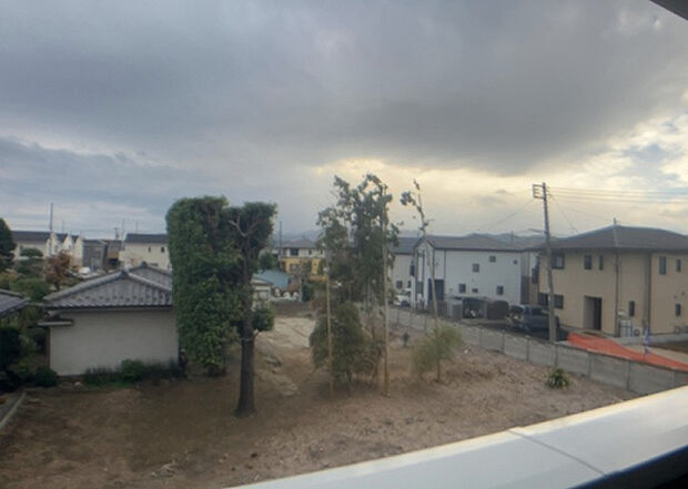 【物件からの展望】眺望を気にして物件を探す場合、前面に建物が建っていないか現地で確認しましょう!前面に建物があると景色はもちろん、日当たりや風通しにも影響が出てきます。住んだ時のことを想像しながら現地見学をしましょう。