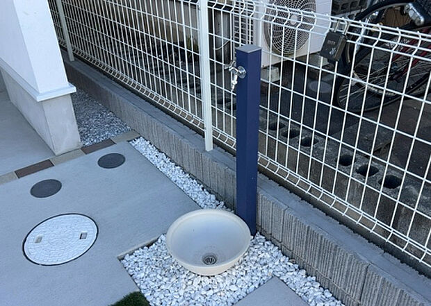 【その他設備】敷地内には、散水栓や立水栓があります。水道水を直接利用できるため、水を運ぶ手間を省くことが出来ます。大量の水を必要とする洗車作業や清掃などに役立ちます。その他設備とあわせて、現地でご確認ください。