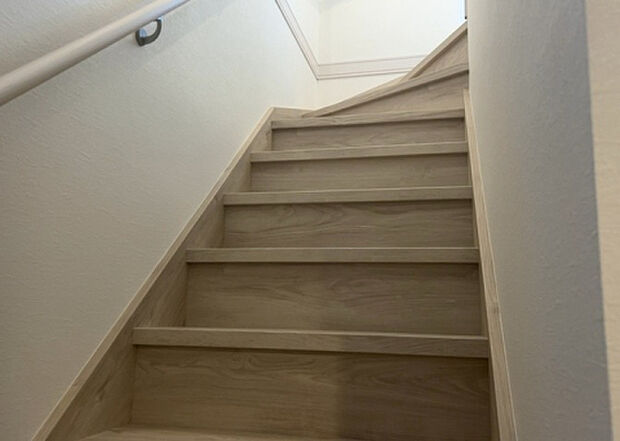 【内装】建物の上下階の通路である階段は、その位置によって動線や室内の印象が大きく左右されます。手摺にも重要な役割があり、転倒の防止・歩行や動作を円滑にして日常生活を支えることを主な目的として設置されています。