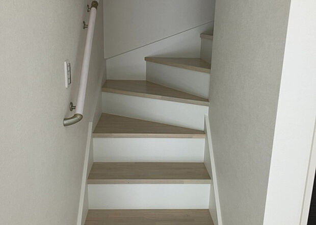 【内装】建物の上下階の通路である階段は、その位置によって動線や室内の印象が大きく左右されます。手摺にも重要な役割があり、転倒の防止・歩行や動作を円滑にして日常生活を支えることを主な目的として設置されています。