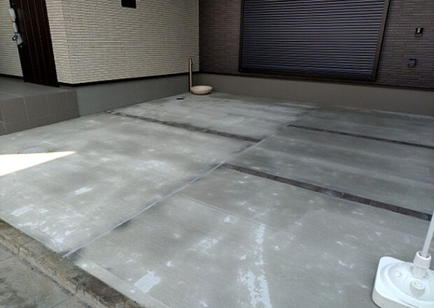 【駐車場】駐車場と明記されていても、最小スペースでつくられた駐車場だと大型車は駐車できなかったり、出入りしにくくなったりする可能性があります。お車のサイズと購入したい物件の駐車場のサイズを現地で確認しましょう。