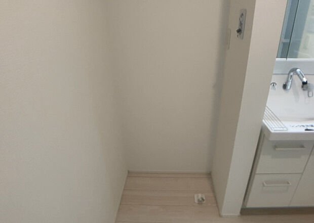 【ランドリースペース】ランドリースペースも気になります。洗濯機置場があり「洗う、干す、取り込む、アイロンがけ、たたむ」など、洗濯に関する家事をするための空間です。広さや収納など付帯設備も含めて、詳細は現地でご確認ください。