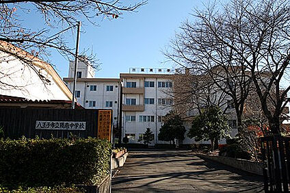 陵南中学校 1373m(徒歩18分)