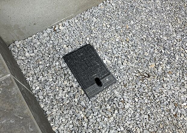 【外水栓】外水栓は、庭の水やりや洗車など、様々な用途に使える便利な設備です。ホースがしっかりと接続できるもの、水圧が安定しているものなど、使い勝手の良いものを選びましょう。また、凍結防止機能が付いているものなら、冬場でも安心して使用できます。