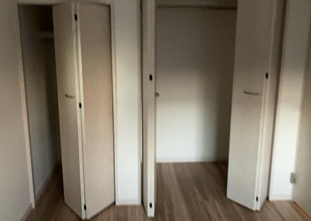 【ウォークインクローゼット】ウォークインクローゼットがあれば、クローゼット内でコーディネートが完成できますし、季節の変わり目に行う衣替えの手間も省けます。また、スーツケースなど大きいものもしまうことができ使い勝手がよいです。