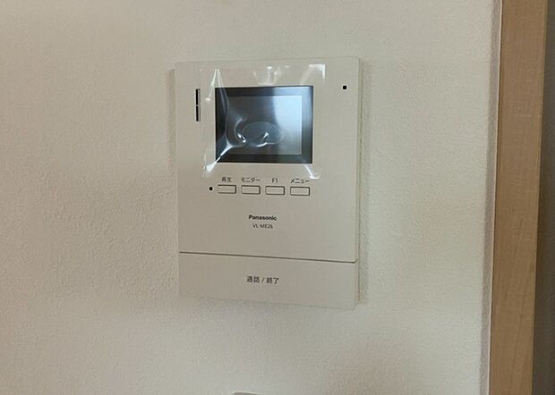 【TVモニター付きインターホン】TVモニター付きインターホンは、来訪者の顔を確認できるだけでなく、音声でやり取りすることもできるため、セキュリティ面で安心できる設備です。モニター画面が大きく見やすいもの、夜間でも来訪者をしっかりと確認できるものなど、機能性を重視したいところです。