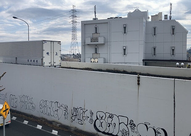 【物件からの展望】眺望を気にして物件を探す場合、前面に建物が建っていないか現地で確認しましょう!前面に建物があると景色はもちろん、日当たりや風通しにも影響が出てきます。住んだ時のことを想像しながら現地見学をしましょう。