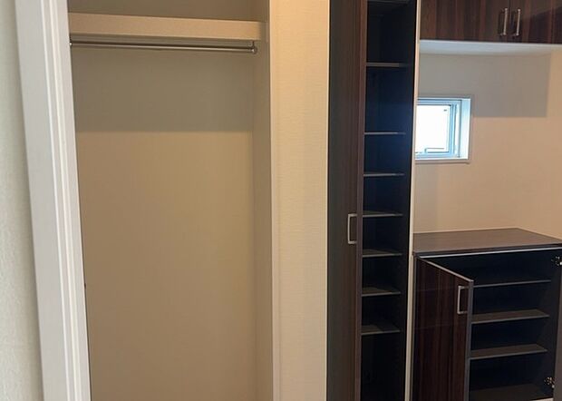 【玄関収納】玄関収納は、靴や傘、コートなどをスッキリと収納できるだけでなく、来客時に見せる顔となるため、家の顔とも言えます。収納量だけでなく、デザイン性も重視したいところです。ミラー付きの収納であれば、外出前の身だしなみチェックにも便利です。