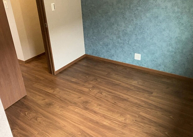 【洋室】洋室のメリットは重い家具が置きやすく、身の回りが整理しやすいことです。 床がフローリングのため畳とは異なり凹みにくいです。 クローゼットなど収納が豊富で、普段使わない旅行カバンや服の整頓も簡単にです。