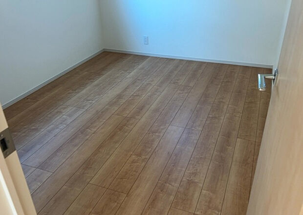 【洋室】洋室のメリットは重い家具が置きやすく、身の回りが整理しやすいことです。 床がフローリングのため畳とは異なり凹みにくいです。 クローゼットなど収納が豊富で、普段使わない旅行カバンや服の整頓も簡単にです。