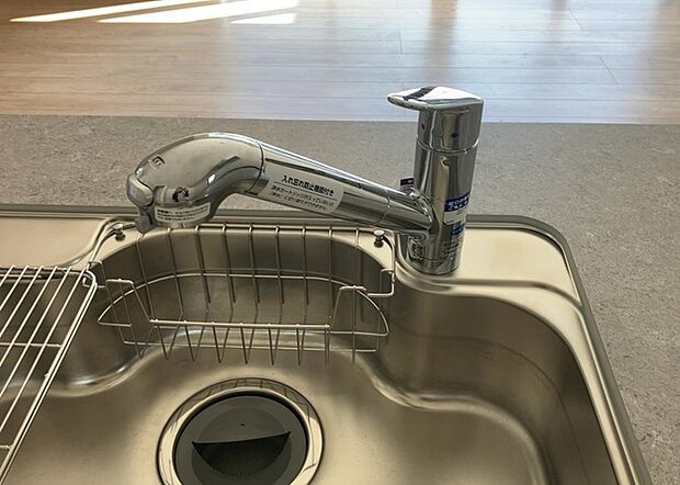 【キッチン水栓】キッチン水栓は、毎日必ず使うものだからこそ、使いやすさが重要です。シャワーヘッドの切り替えがスムーズか、吐水量が調節できるか、水しぶきが飛び散りにくい構造か、浄水機能が付いているかなど、日々の家事を快適にするための機能が数多くあります。また、デザインも多種多様なので、キッチン全体の雰囲気に合わせたものを選ぶことができます。