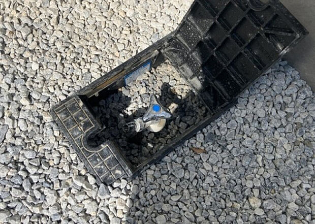 【その他設備】敷地内には、散水栓や立水栓があります。水道水を直接利用できるため、水を運ぶ手間を省くことが出来ます。大量の水を必要とする洗車作業や清掃などに役立ちます。その他設備とあわせて、現地でご確認ください。