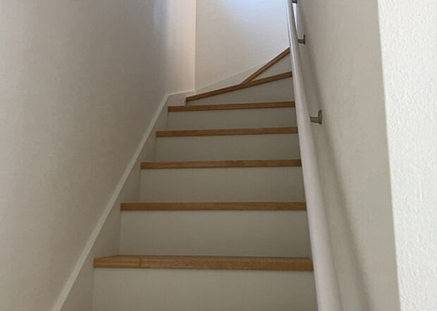 【内装】建物の上下階の通路である階段は、その位置によって動線や室内の印象が大きく左右されます。手摺にも重要な役割があり、転倒の防止・歩行や動作を円滑にして日常生活を支えることを主な目的として設置されています。