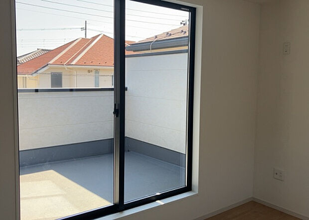 【洋室】洋室のメリットは重い家具が置きやすく、身の回りが整理しやすいことです。 床がフローリングのため畳とは異なり凹みにくいです。 クローゼットなど収納が豊富で、普段使わない旅行カバンや服の整頓も簡単にです。