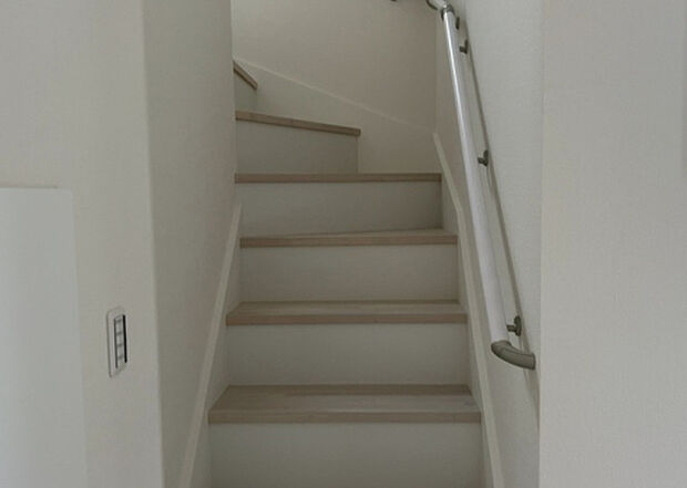 【内装】建物の上下階の通路である階段は、その位置によって動線や室内の印象が大きく左右されます。手摺にも重要な役割があり、転倒の防止・歩行や動作を円滑にして日常生活を支えることを主な目的として設置されています。