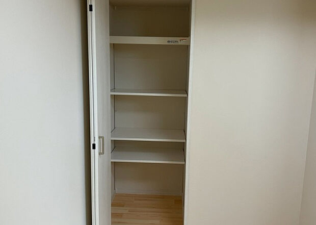 【ウォークインクローゼット】ウォークインクローゼットがあれば、クローゼット内でコーディネートが完成できますし、季節の変わり目に行う衣替えの手間も省けます。また、スーツケースなど大きいものもしまうことができ使い勝手がよいです。