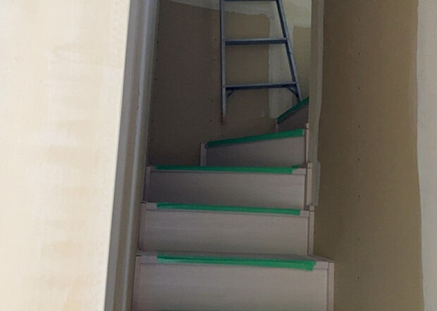 【内装】建物の上下階の通路である階段は、その位置によって動線や室内の印象が大きく左右されます。手摺にも重要な役割があり、転倒の防止・歩行や動作を円滑にして日常生活を支えることを主な目的として設置されています。