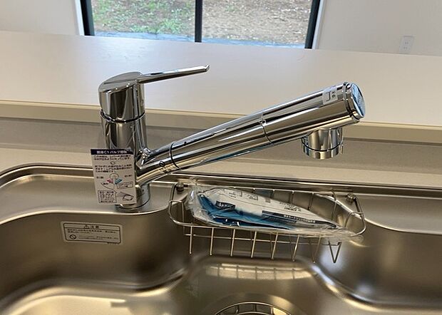 【キッチン水栓】キッチン水栓は、毎日必ず使うものだからこそ、使いやすさが重要です。シャワーヘッドの切り替えがスムーズか、吐水量が調節できるか、水しぶきが飛び散りにくい構造か、浄水機能が付いているかなど、日々の家事を快適にするための機能が数多くあります。また、デザインも多種多様なので、キッチン全体の雰囲気に合わせたものを選ぶことができます。