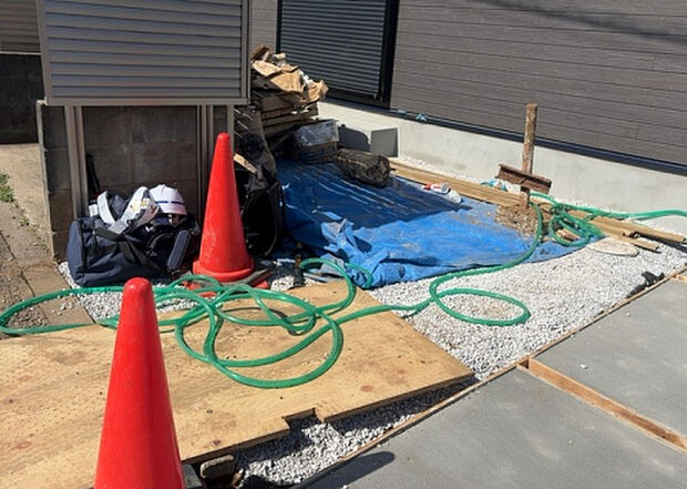 【庭】庭があることでガーデニングや家庭菜園はもちろん、こどもの遊び場やペットを放して遊ぶことができます。また、家の周囲に余裕があるということです。隣地との間があれば、十分な日当たりと、風通しが確保できます。