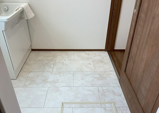 【脱衣場】多くの戸建て住宅で見かける洗面脱衣所は、洗面台と洗濯機が2畳ほどのスペースに並べられていて、洗面所が脱衣所を兼ね備えている間取りが一般的です。お客様が利用することもある、パブリックな空間でもあります。