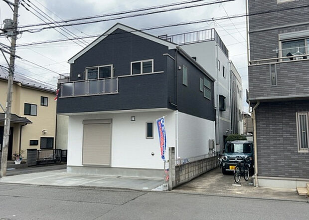 【前面道路含む現地写真_2】お持ちの車種によっては前面道路が広い方が便利でしょう。しかし、前面道路が広ければその分交通量が多くなるため、騒音などが気になる場合があります。実際に現地を見学し、周辺交通量や騒音などを確認しましょう!