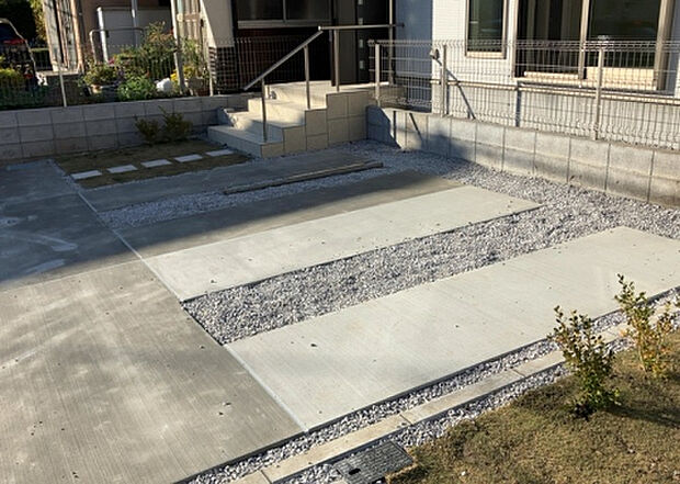 【駐車場】駐車場と明記されていても、最小スペースでつくられた駐車場だと大型車は駐車できなかったり、出入りしにくくなったりする可能性があります。お車のサイズと購入したい物件の駐車場のサイズを現地で確認しましょう。