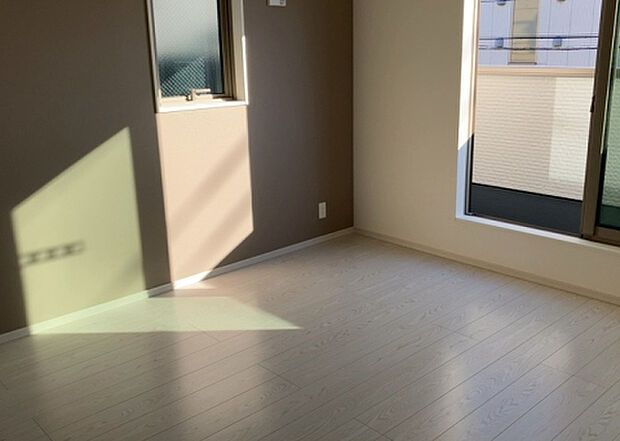 【洋室】洋室のメリットは重い家具が置きやすく、身の回りが整理しやすいことです。 床がフローリングのため畳とは異なり凹みにくいです。 クローゼットなど収納が豊富で、普段使わない旅行カバンや服の整頓も簡単にです。