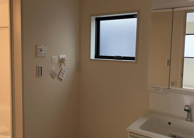 【脱衣場】多くの戸建て住宅で見かける洗面脱衣所は、洗面台と洗濯機が2畳ほどのスペースに並べられていて、洗面所が脱衣所を兼ね備えている間取りが一般的です。お客様が利用することもある、パブリックな空間でもあります。