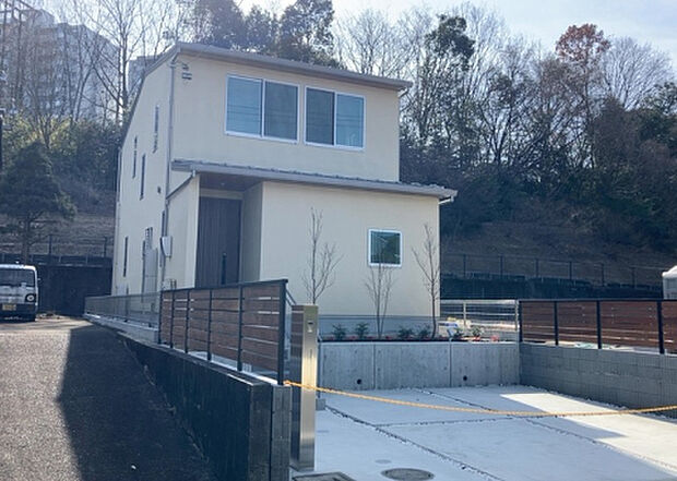 【前面道路含む現地写真_2】お持ちの車種によっては前面道路が広い方が便利でしょう。しかし、前面道路が広ければその分交通量が多くなるため、騒音などが気になる場合があります。実際に現地を見学し、周辺交通量や騒音などを確認しましょう!