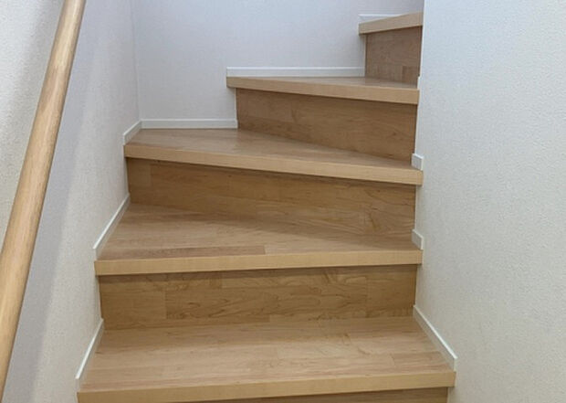 【内装】建物の上下階の通路である階段は、その位置によって動線や室内の印象が大きく左右されます。手摺にも重要な役割があり、転倒の防止・歩行や動作を円滑にして日常生活を支えることを主な目的として設置されています。