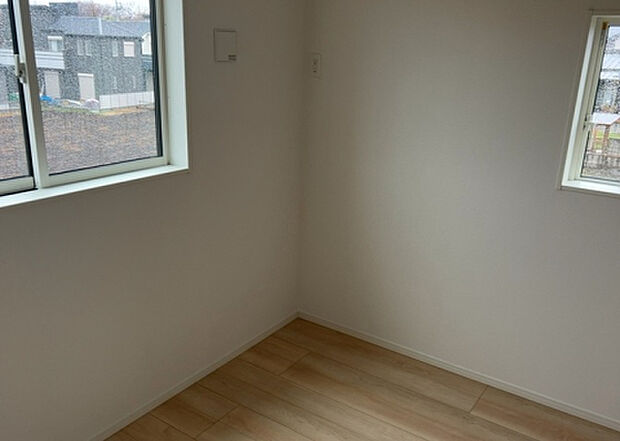 【洋室】洋室のメリットは重い家具が置きやすく、身の回りが整理しやすいことです。 床がフローリングのため畳とは異なり凹みにくいです。 クローゼットなど収納が豊富で、普段使わない旅行カバンや服の整頓も簡単にです。