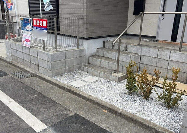 【庭】庭があることでガーデニングや家庭菜園はもちろん、こどもの遊び場やペットを放して遊ぶことができます。また、家の周囲に余裕があるということです。隣地との間があれば、十分な日当たりと、風通しが確保できます。