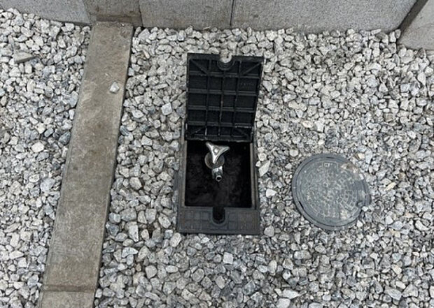 【その他設備】敷地内には、散水栓や立水栓があります。水道水を直接利用できるため、水を運ぶ手間を省くことが出来ます。大量の水を必要とする洗車作業や清掃などに役立ちます。その他設備とあわせて、現地でご確認ください。